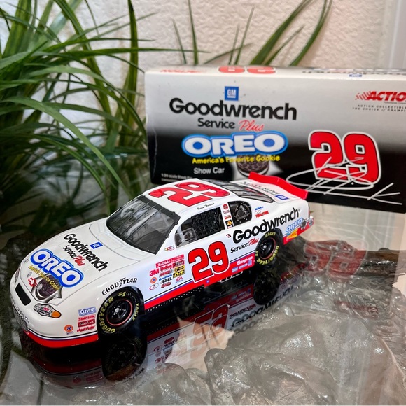NASCAR Kevin Harvick #29 Oreo/Goodwrench 2001 Chevy Monte Carlo 1:24 Scale - Picture 1 of 11